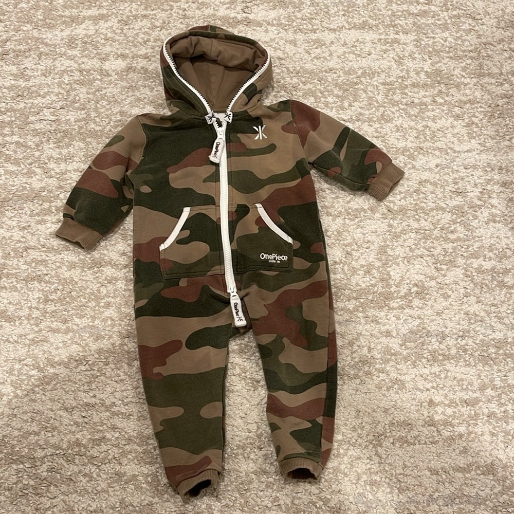 OnePiece Kids Camo Fleece Jumpsuit Size 6-12 m
